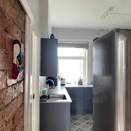 Central, Spacious And Characterful Apartment